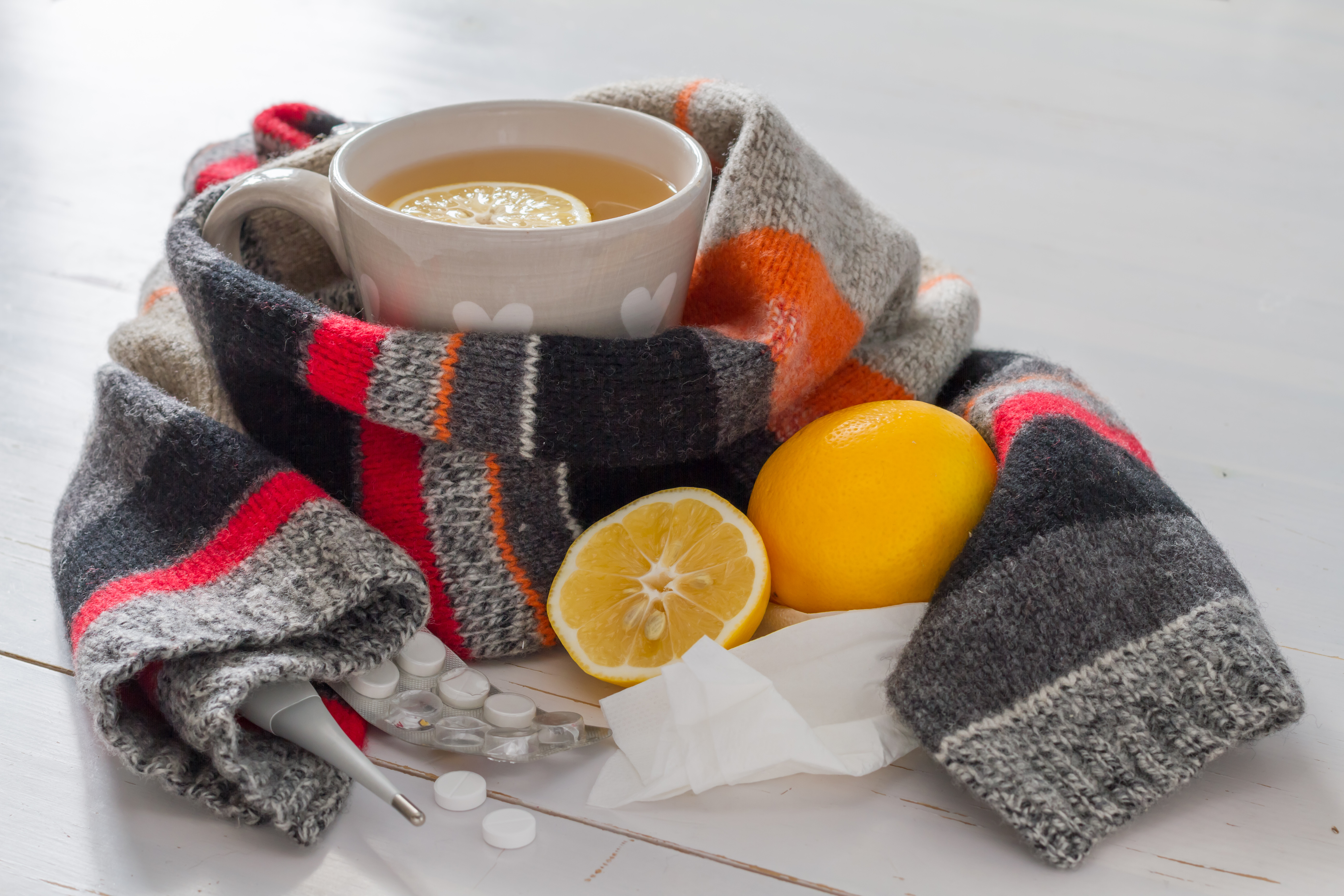 Зимний чай. Кружка в шарфе. Зима чай. Чай в шарфе. Чашка чая в шарфе.