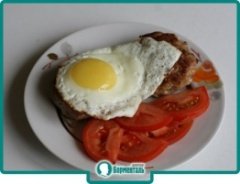 Маленькая фотография блюда по рецепту «Антрекот с яйцом»